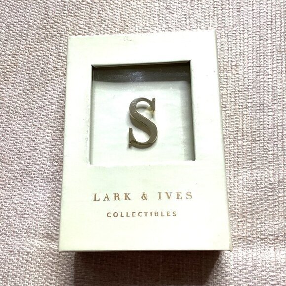 LARK & IVES‎ COLLECTIVES THE GOLD MONOGRAM LYRICS PINS "S" - Picture 5 of 5